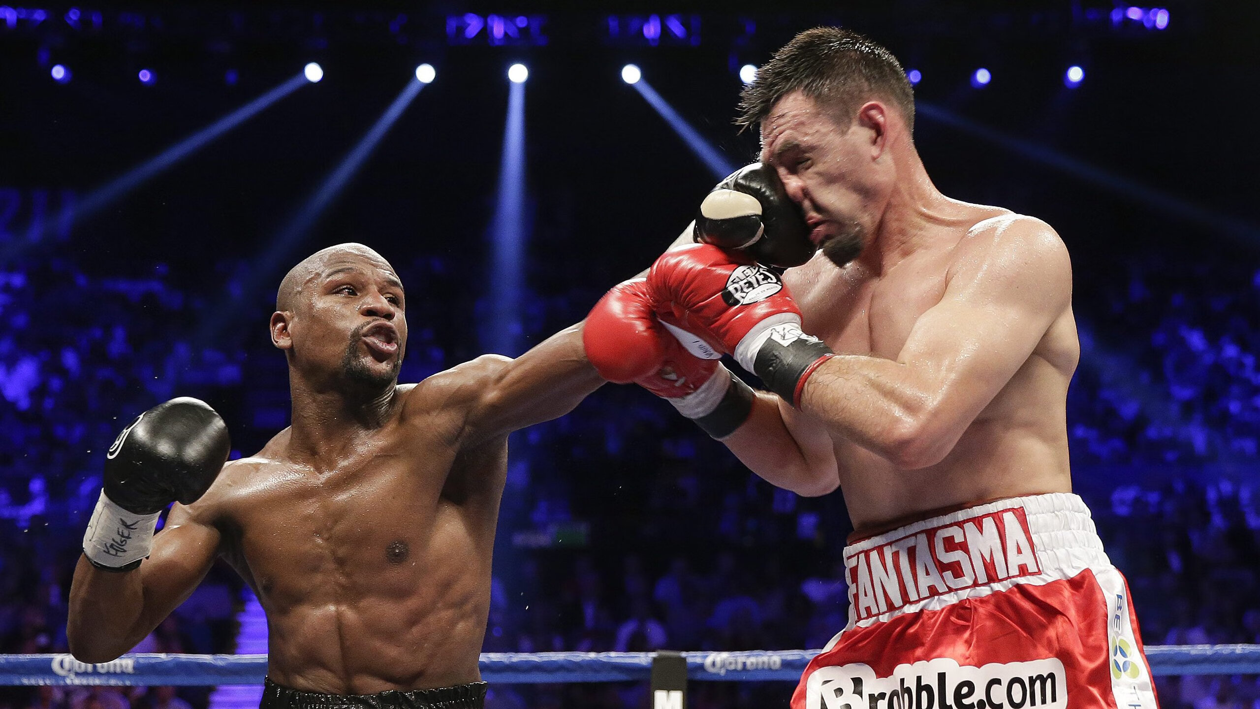 乐鱼app-冠军球队球员家庭携手公益用爱拉近社区的心灵距离